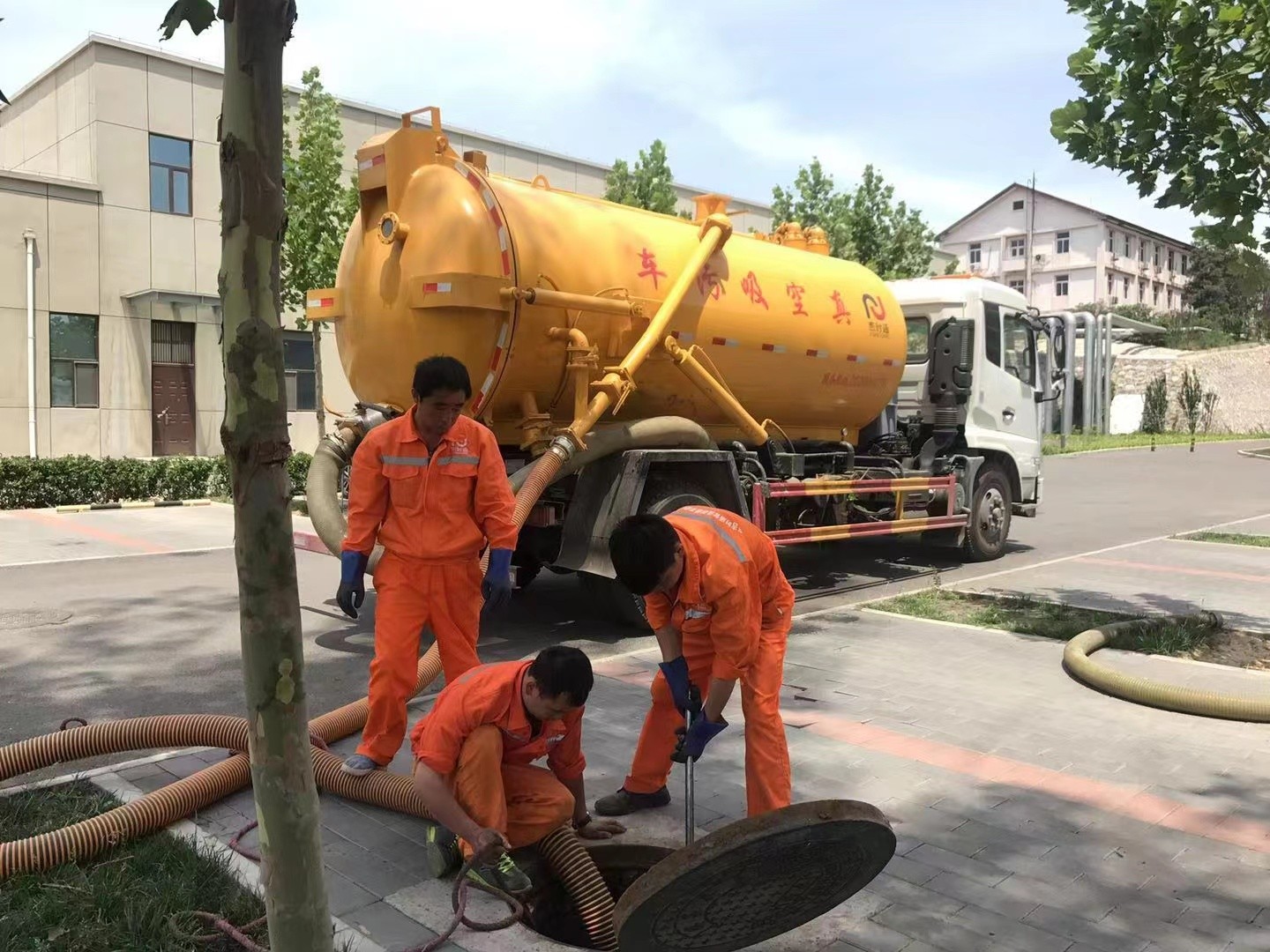 灵山管道疏通车停在窨井附近