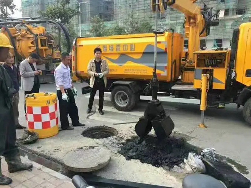 灵山街道：网格员化身“清道夫”，为民解忧疏通“堵心”化粪池