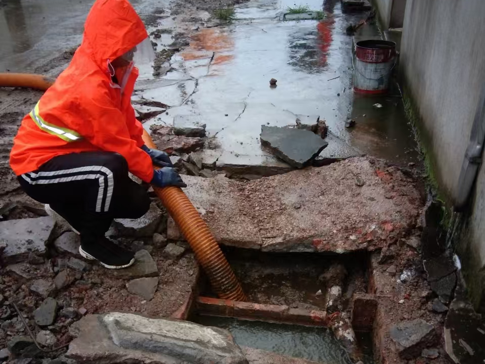 灵山专业清理污水池 炜誉市政以规范流程守护城市 “肠道”