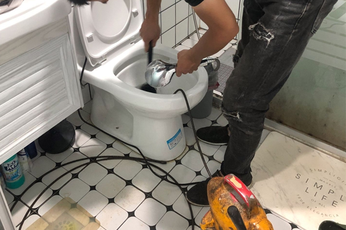 灵山马桶堵塞自己疏通还是找师傅？专业上门服务让你省时更省心